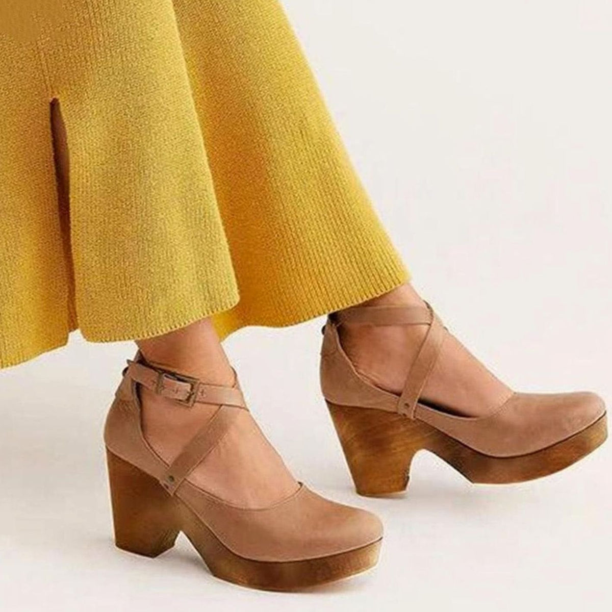 Vista frontal de los zapatos Mary Jane con tiras cruzadas y hebilla