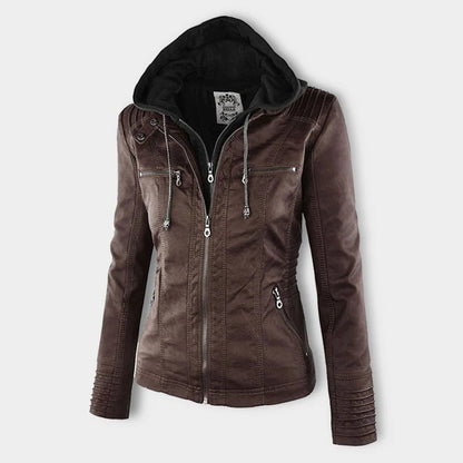 Mujer con chaqueta de cuero y capucha desmontable puesta