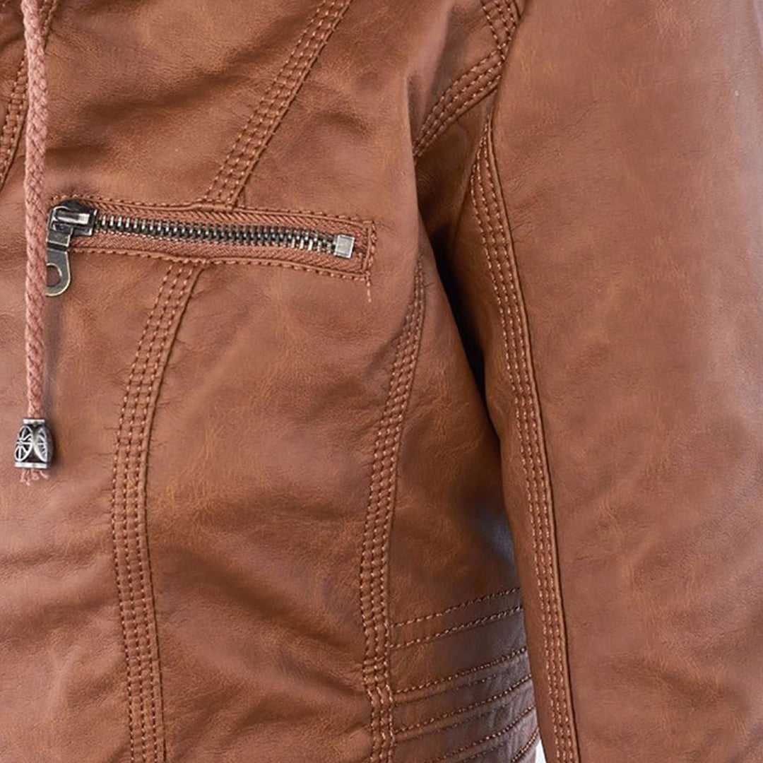 Vista lateral de la chaqueta de cuero con capucha ajustable