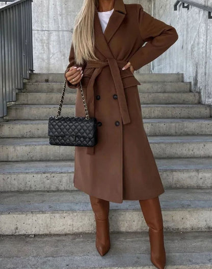 Abrigo largo VICTORIA combinado con vaqueros para look casual