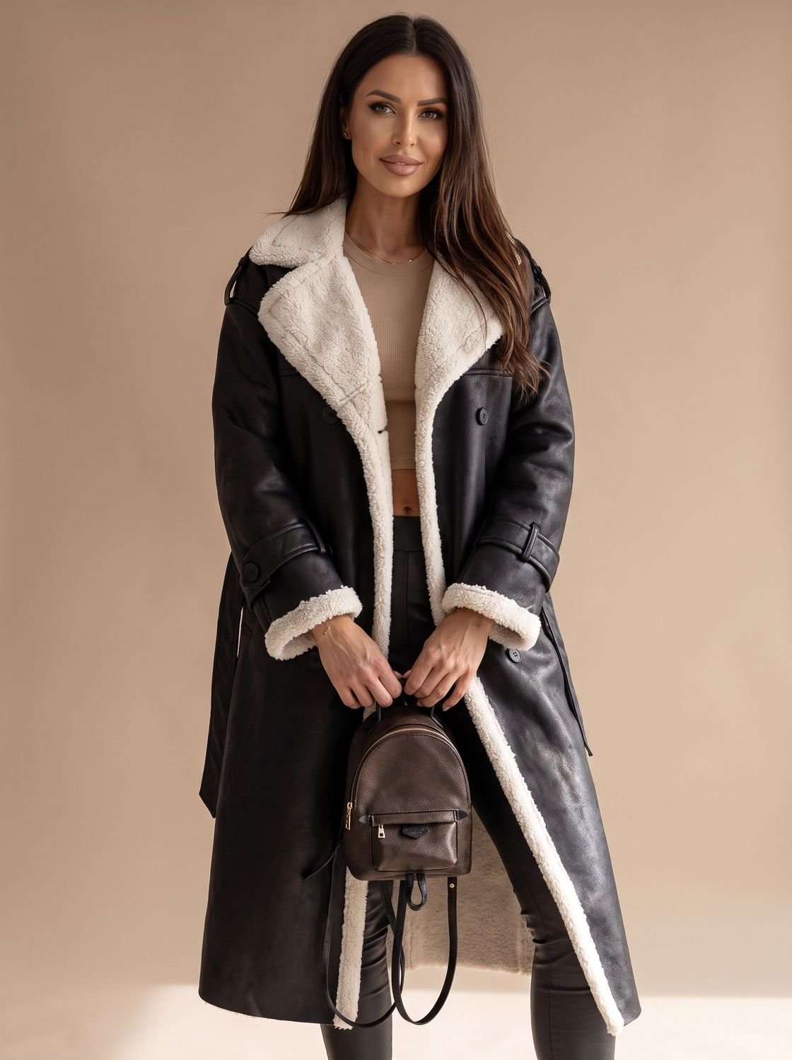 Detalle del cuello de solapa sherpa en abrigo largo de mujer