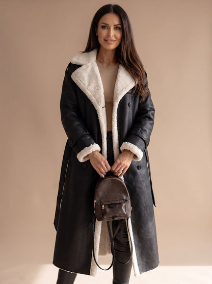 Abrigo largo de mujer combinado con look casual de invierno