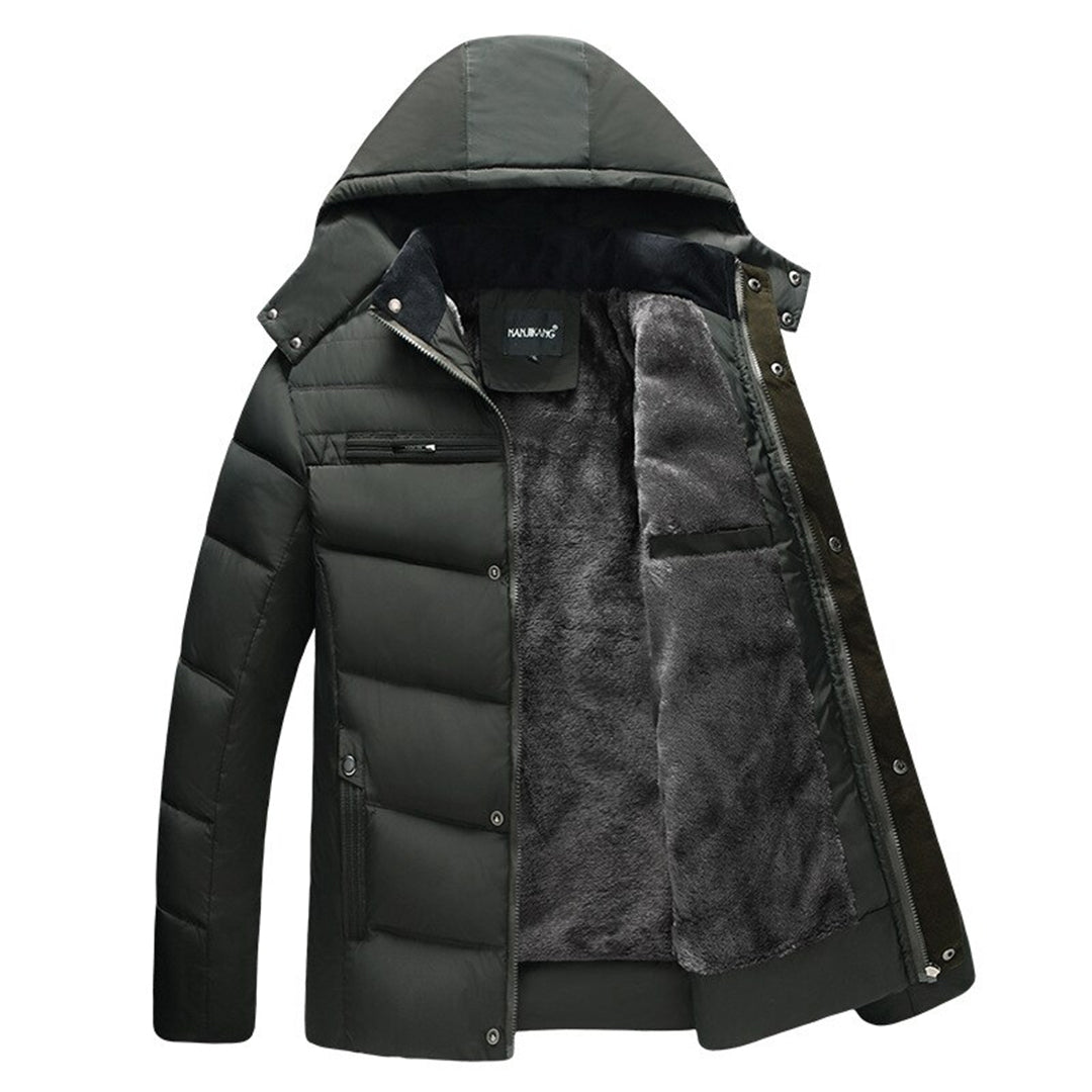 Hombre con abrigo puffer VORNHAGEN y capucha puesta caminando en exterior