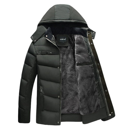 Hombre con abrigo puffer VORNHAGEN y capucha puesta caminando en exterior