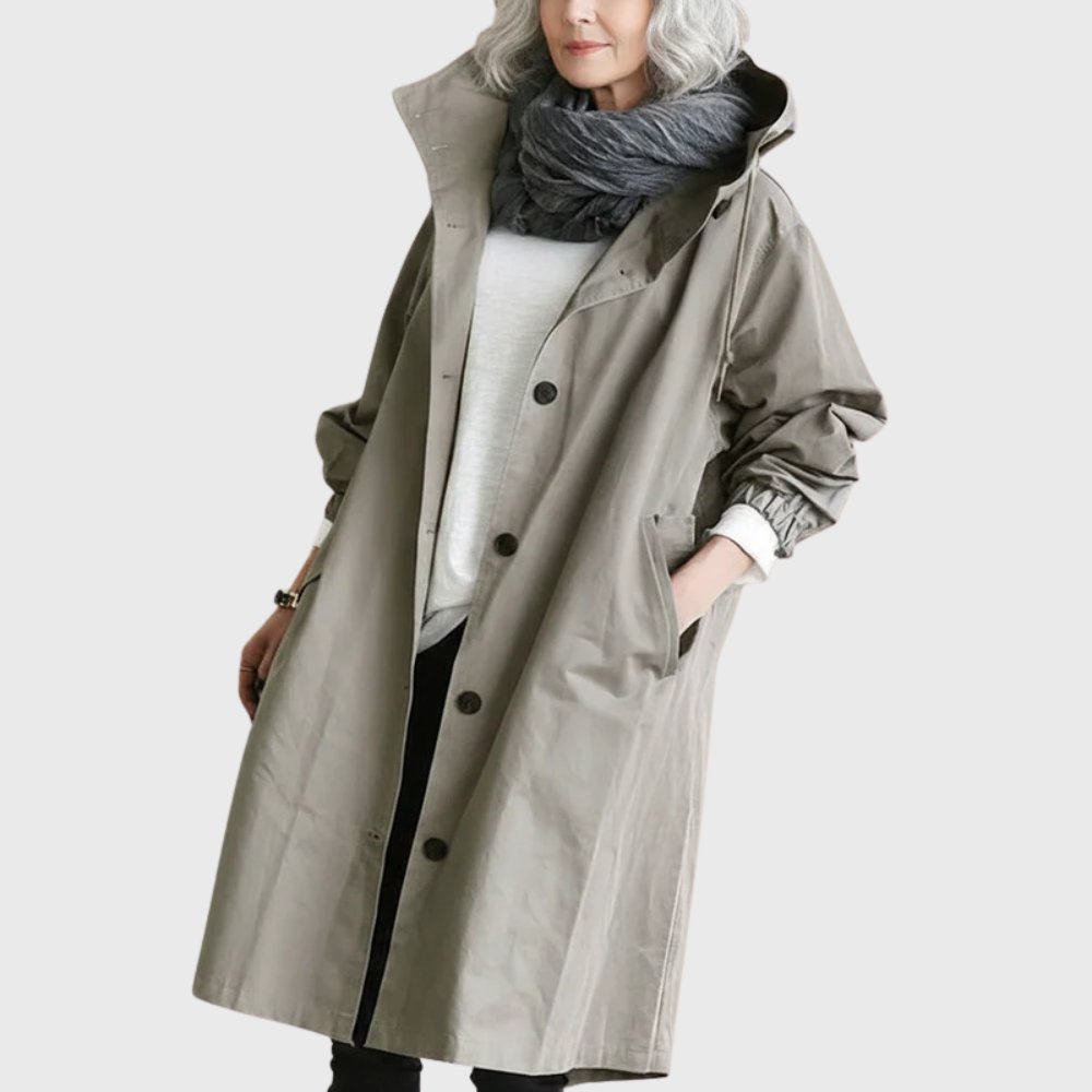 Gabardina larga con capucha WELMIRA en look completo de mujer