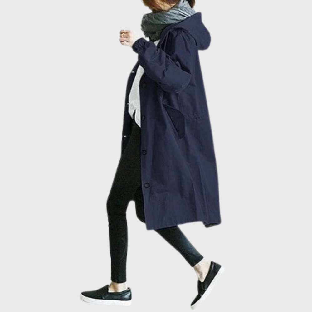 Detalle de bolsillos profundos en la gabardina larga WELMIRA