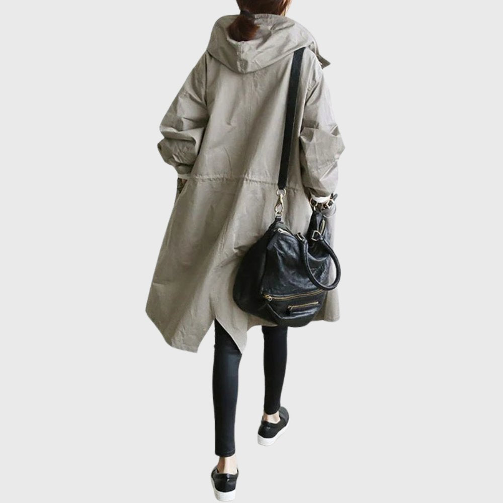 Modelo luciendo la gabardina con capucha WELMIRA en color neutro