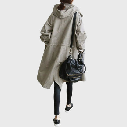 Modelo luciendo la gabardina con capucha WELMIRA en color neutro
