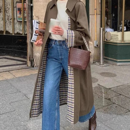 Gabardina caqui combinada con look casual
