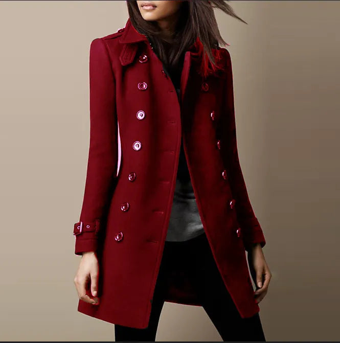 Mujer luciendo el abrigo largo WINTAVIA en color elegante para invierno