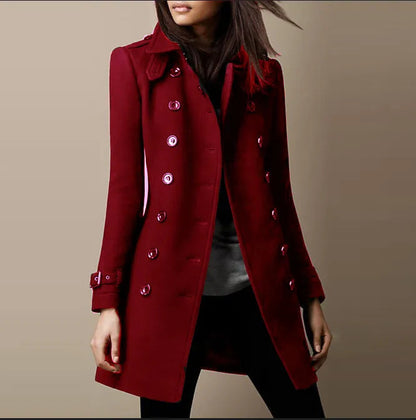 Mujer luciendo el abrigo largo WINTAVIA en color elegante para invierno