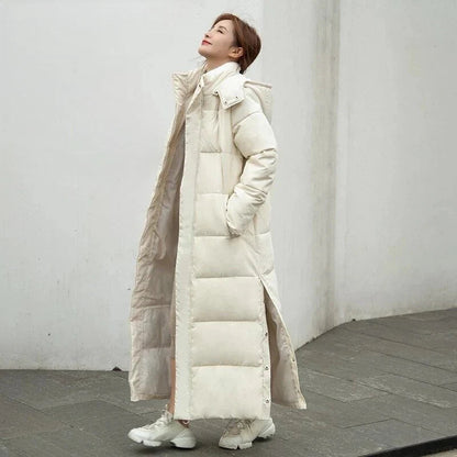 Mujer con abrigo cortavientos WINTRAYA de color beige en un día de invierno