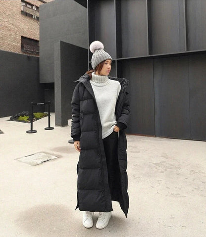 Detalle del abrigo WINTRAYA elegante y cálido para mujer en color negro