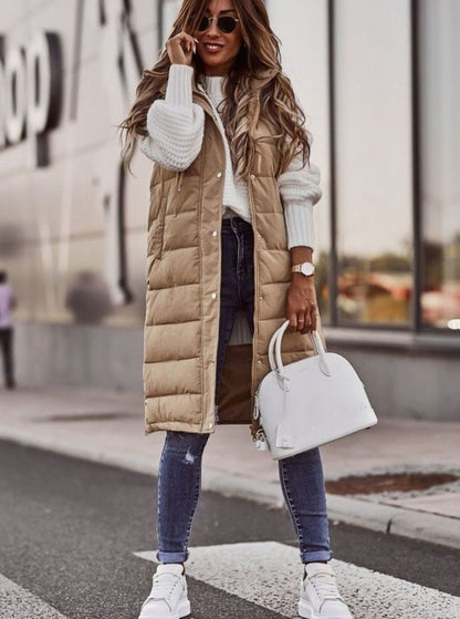 Chaleco acolchado en color beige combinado con jersey de invierno
