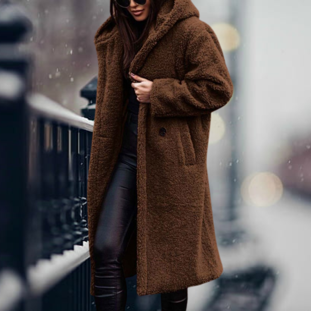 Mujer luciendo el abrigo WINVELA en look casual de invierno