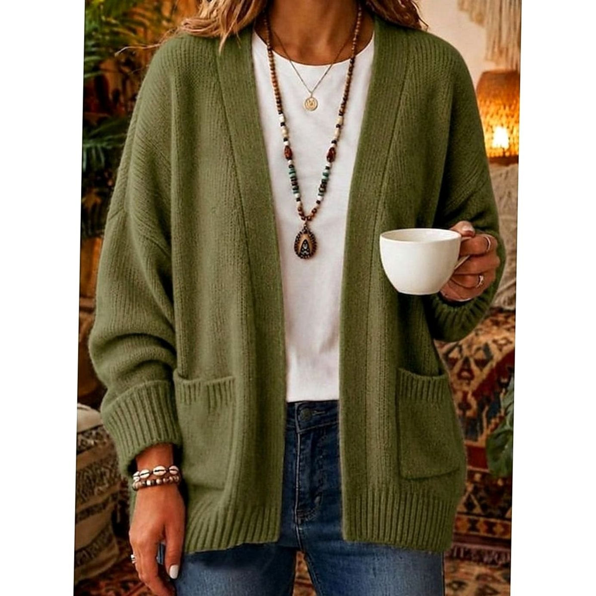 Cárdigan abierto WOVÉLIE combinado con vaqueros para look casual