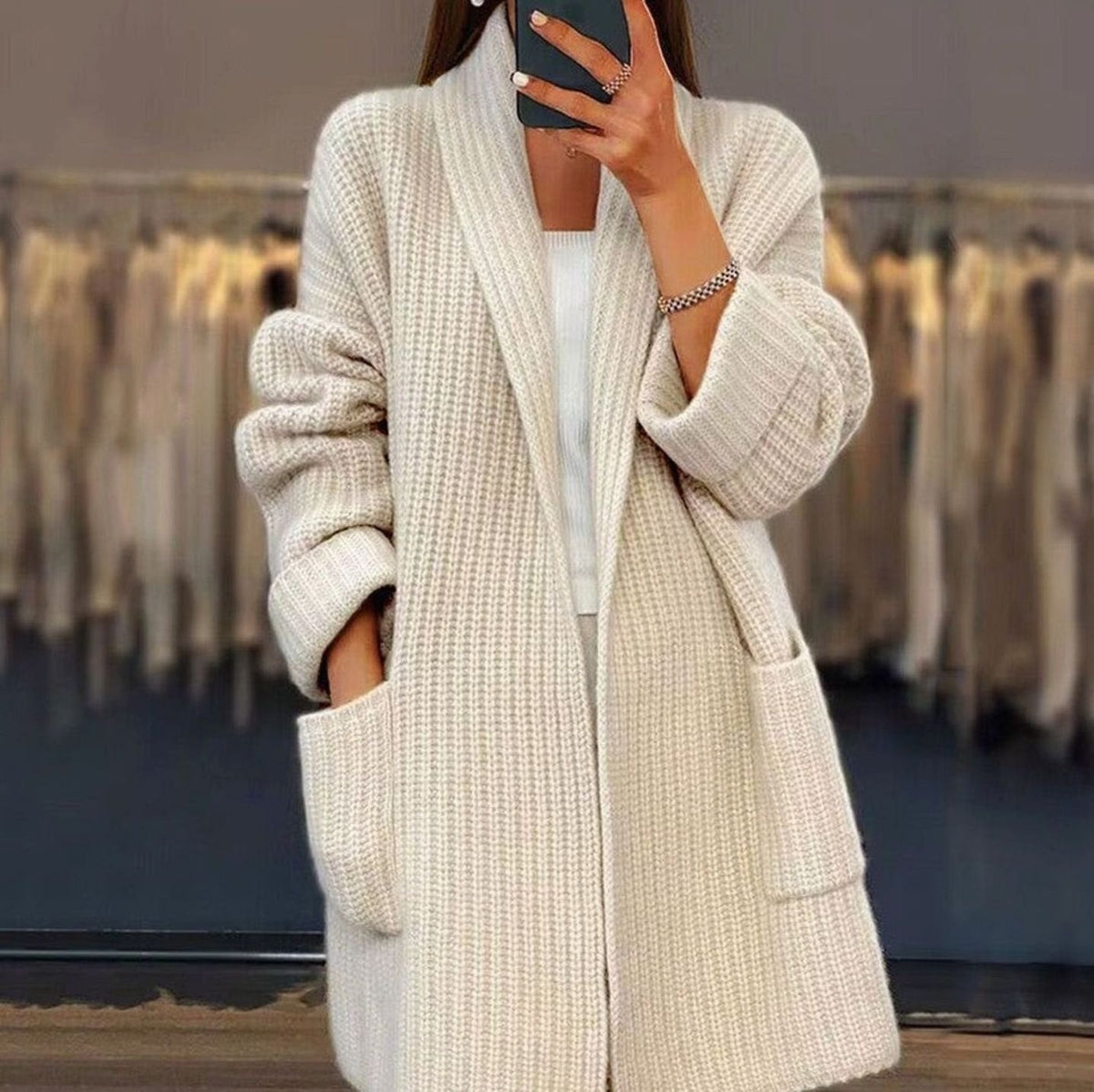 Mujer con cárdigan oversize de punto largo y bolsillos frontales, color khaki