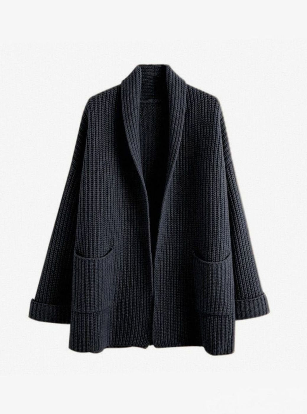 Cárdigan oversize de punto abierto combinado con look casual de otoño