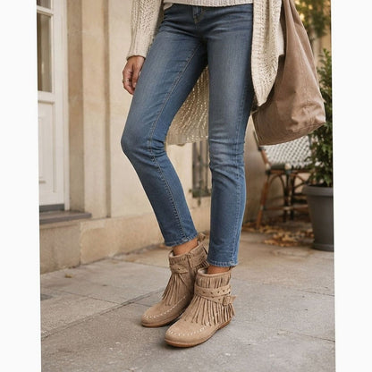 Botines camperos WRANGIS con flecos, hebilla dorada y cremallera lateral para mujer