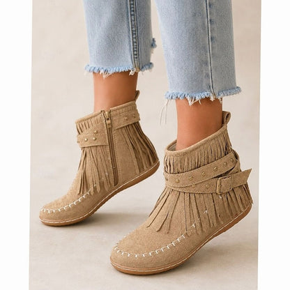 Botines con flecos combinados con falda midi estilo boho