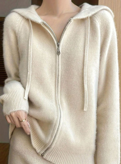 Cárdigan de punto con capucha combinado en look casual de mujer