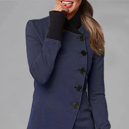 Detalle de la capucha ajustable de la chaqueta WYNTARA