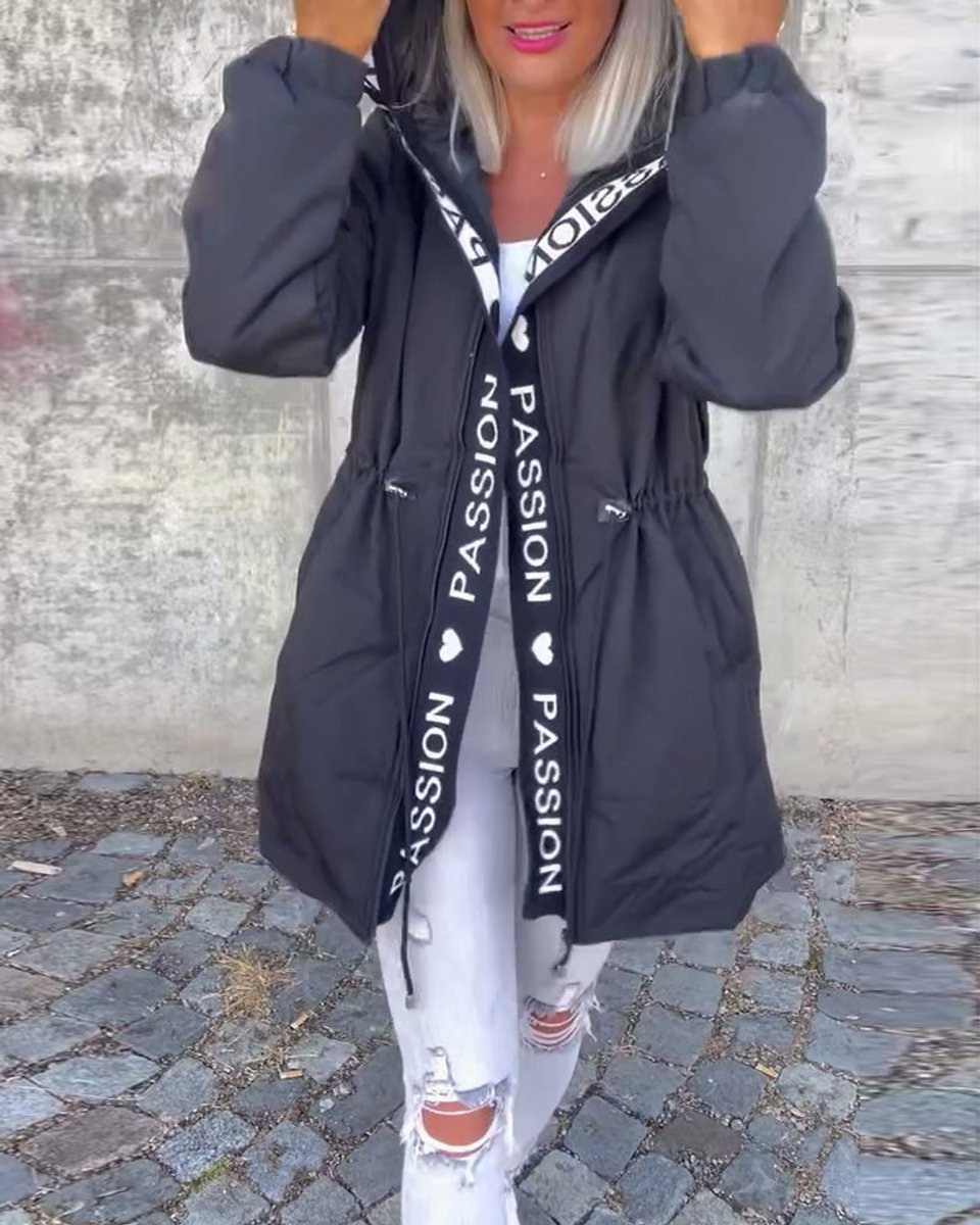 Parka WYNTORA con capucha en color negro para mujer