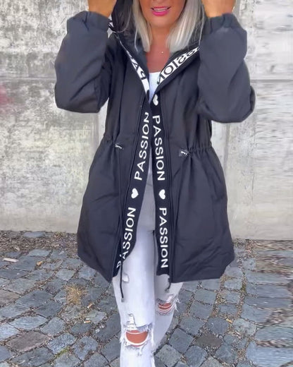 Parka WYNTORA con capucha en color negro para mujer