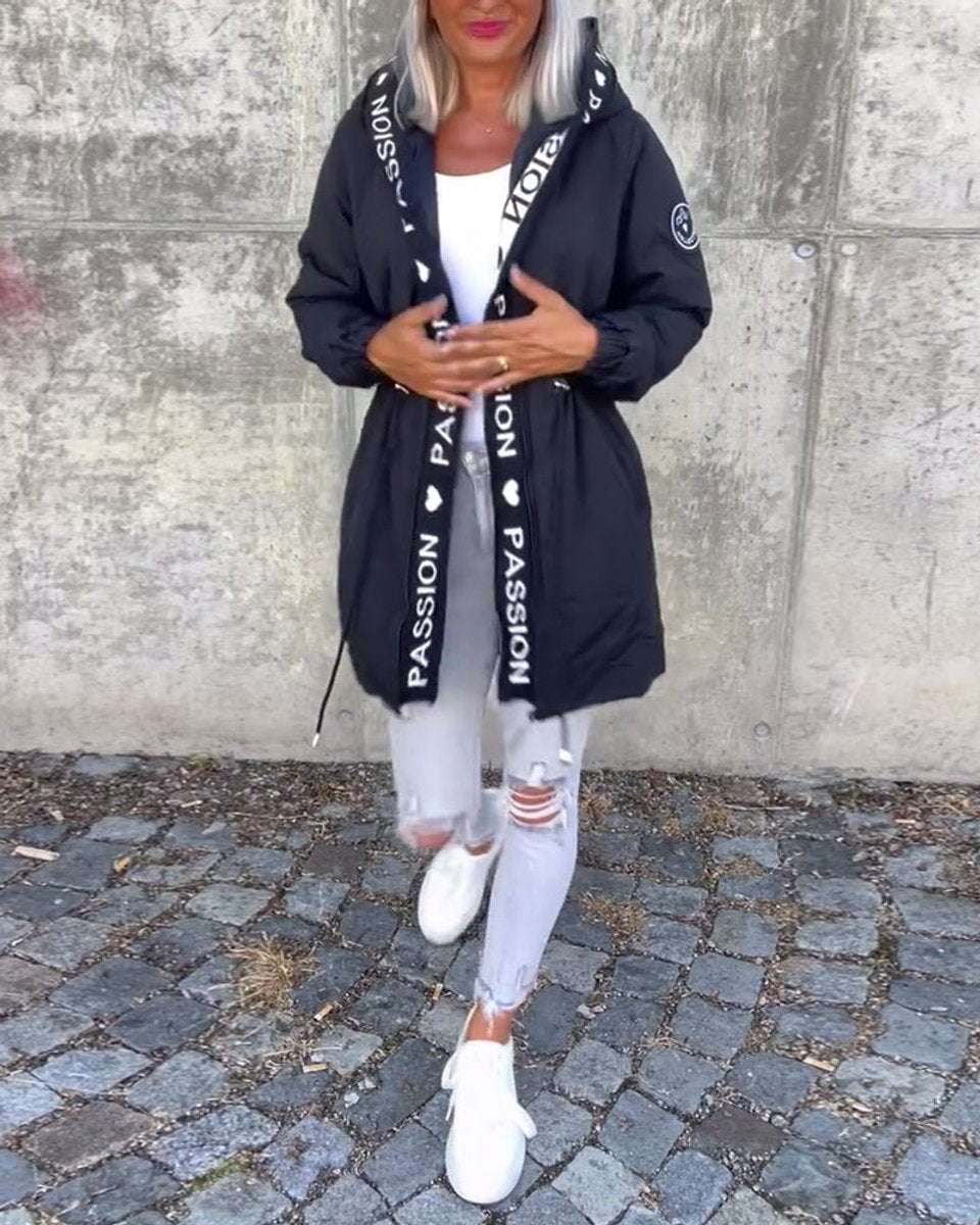 Parka WYNTORA combinada con look de entretiempo