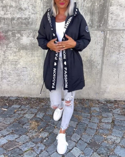 Parka WYNTORA combinada con look de entretiempo