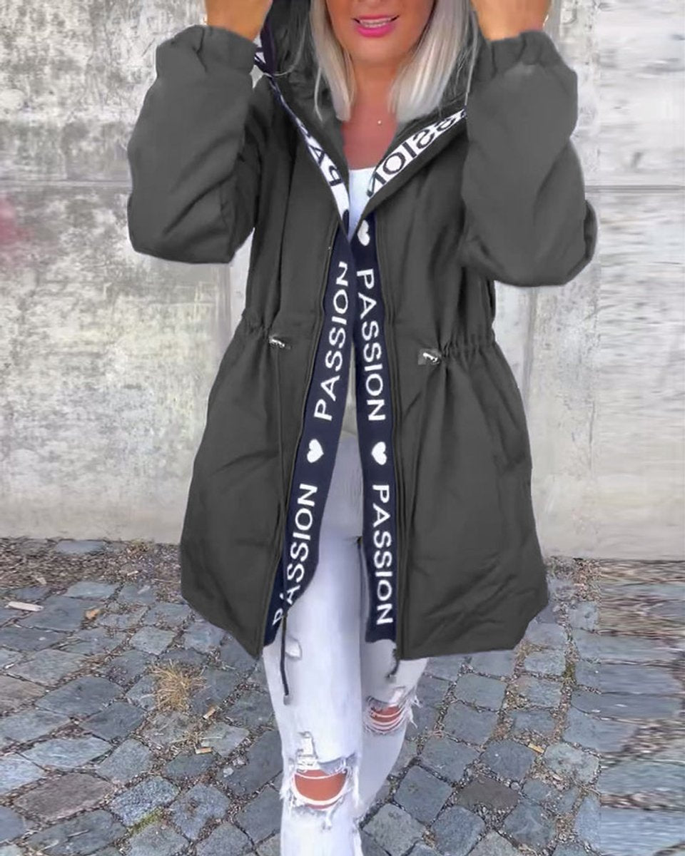 Vista frontal de la parka midi con capucha WYNTORA