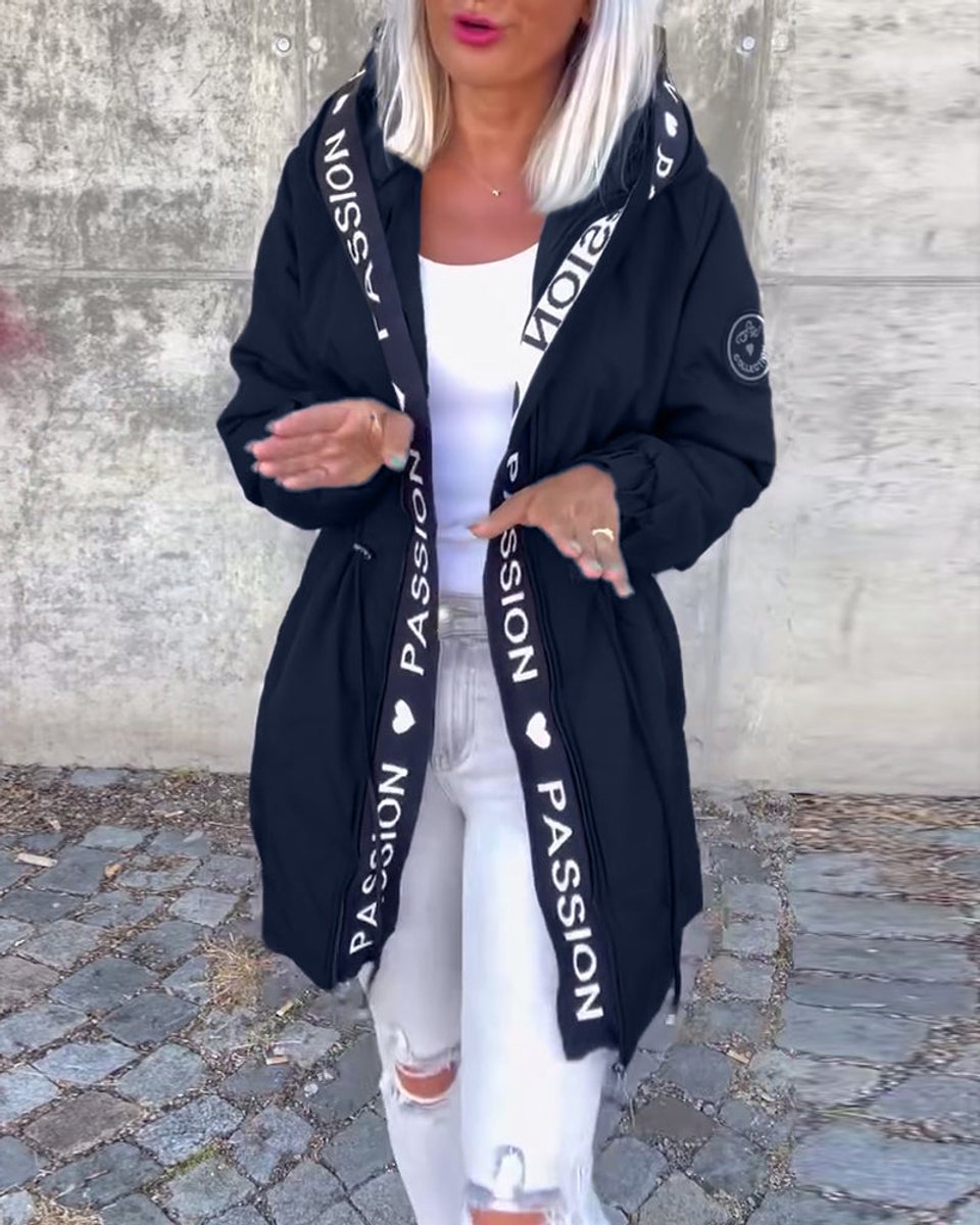 Parka WYNTORA en color azul marino combinada con vaqueros