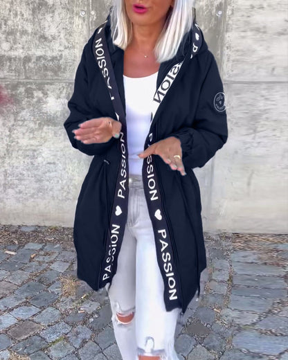 Parka WYNTORA en color azul marino combinada con vaqueros