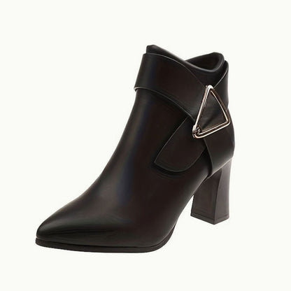 Botines YVANNE de mujer con punta afilada y tacón ancho, detalle de hebilla metálica