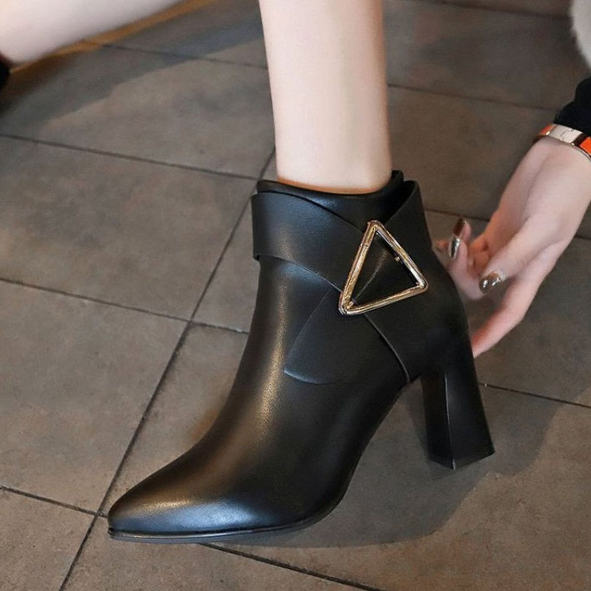 Botines de tacón ancho YVANNE combinados con look de oficina
