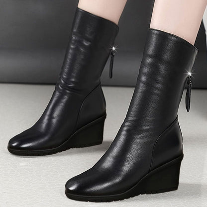 Botines de cuña negros combinados con look casual de otoño