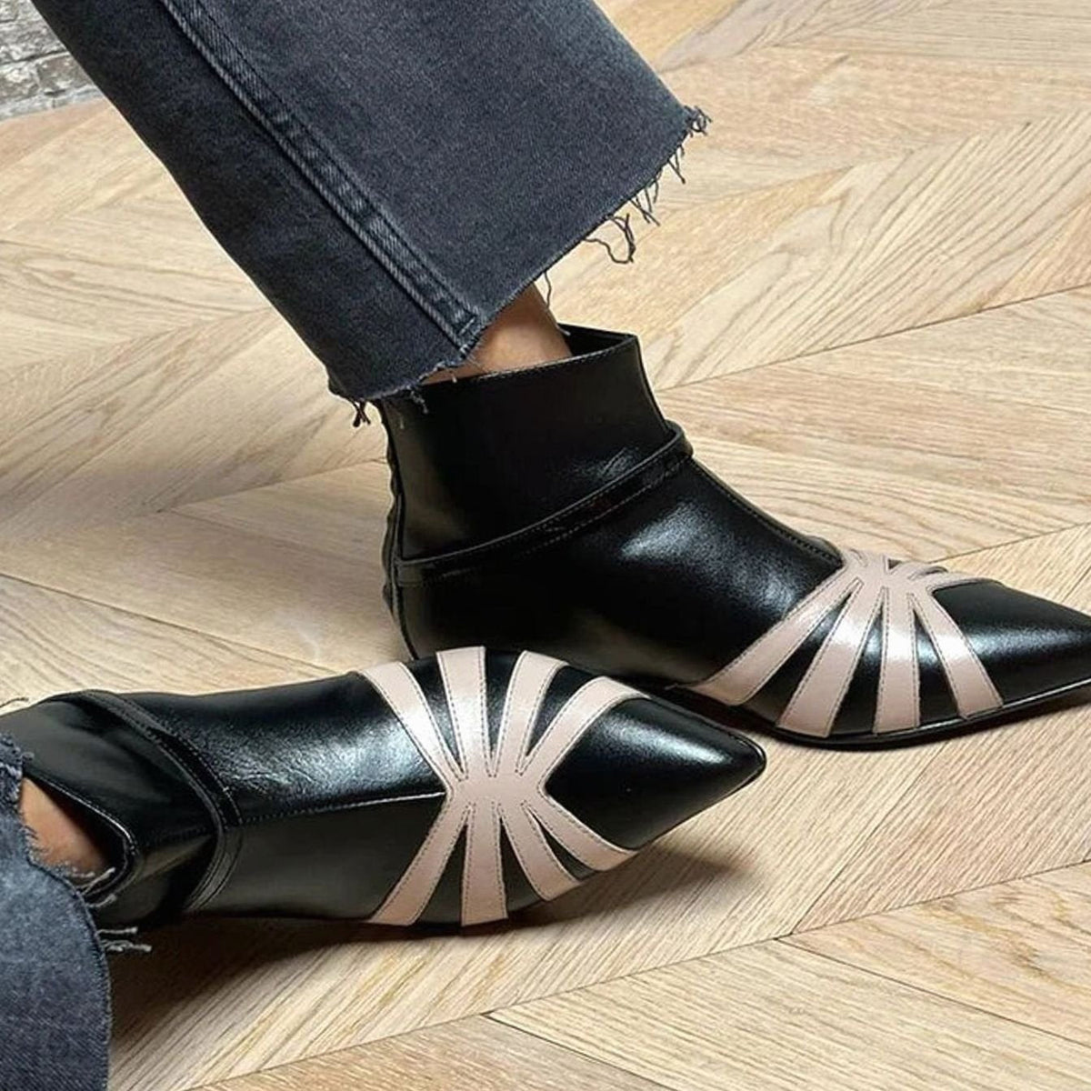 Botines de mujer negros con punta fina y detalle geométrico en tono empolvado
