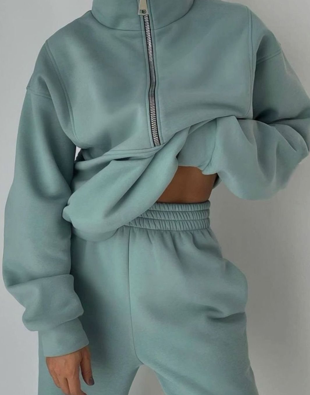 Conjunto ZEPHIRA de sudadera cropped y jogger para mujer en look streetwear