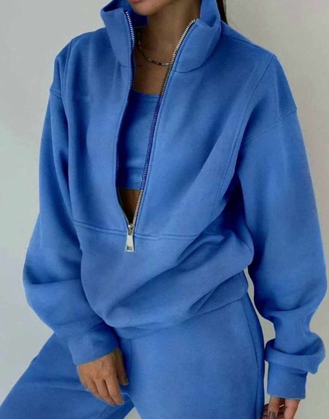 Detalle de la media cremallera y cuello alto de la sudadera ZEPHIRA