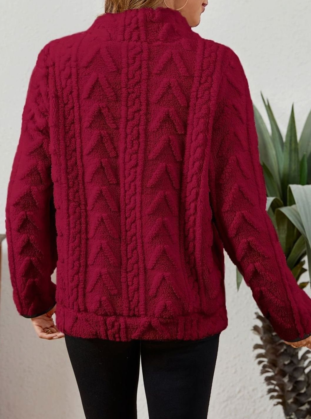 Detalle del cuello con media cremallera del jersey ZEPHRINA