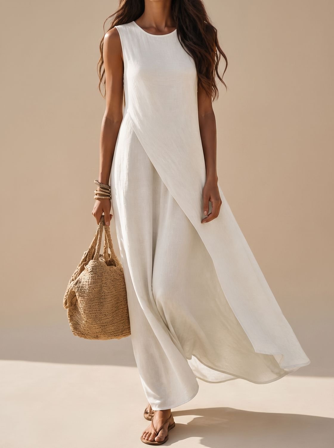 Mujer con vestido maxi boho blanco sin mangas de corte fluido en la playa
