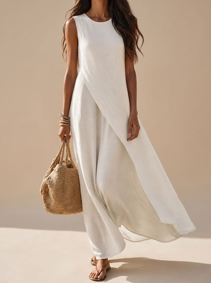 Mujer con vestido maxi boho blanco sin mangas de corte fluido en la playa