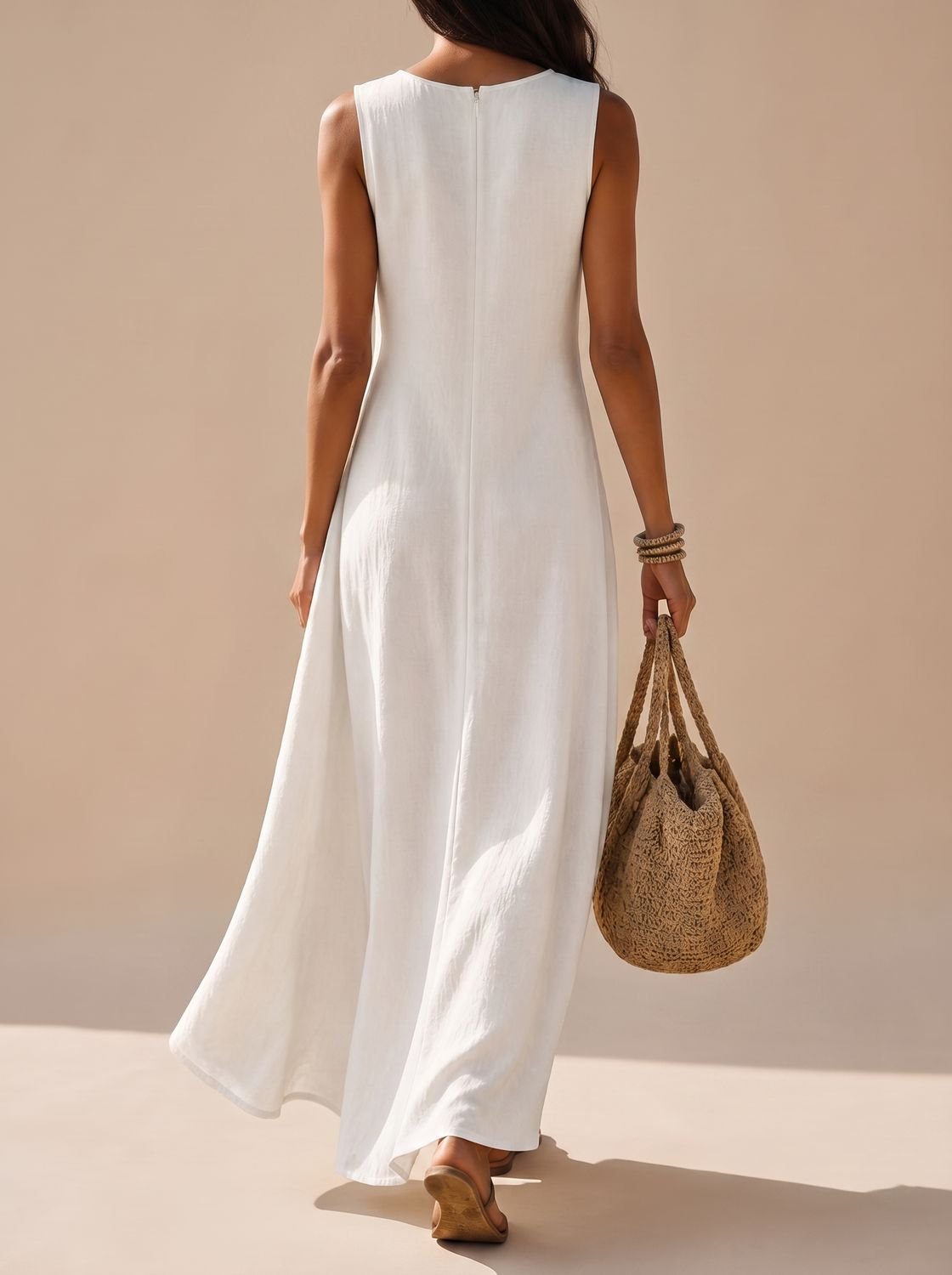 Detalle del escote redondo y la caída fluida del vestido maxi boho ZEPHYRINA