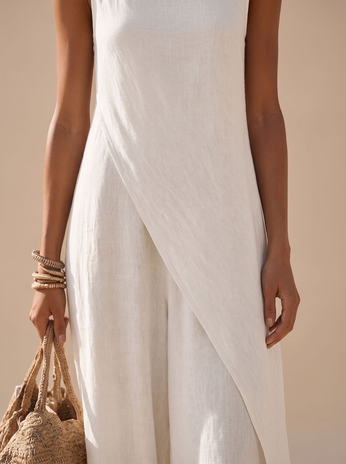 Mujer luciendo el vestido maxi boho ZEPHYRINA combinado con sandalias planas