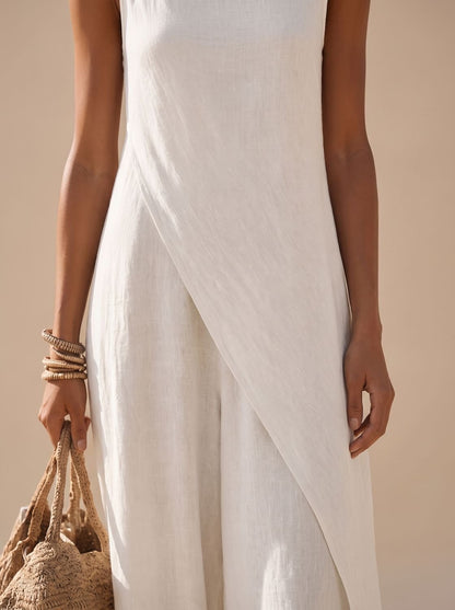Mujer luciendo el vestido maxi boho ZEPHYRINA combinado con sandalias planas