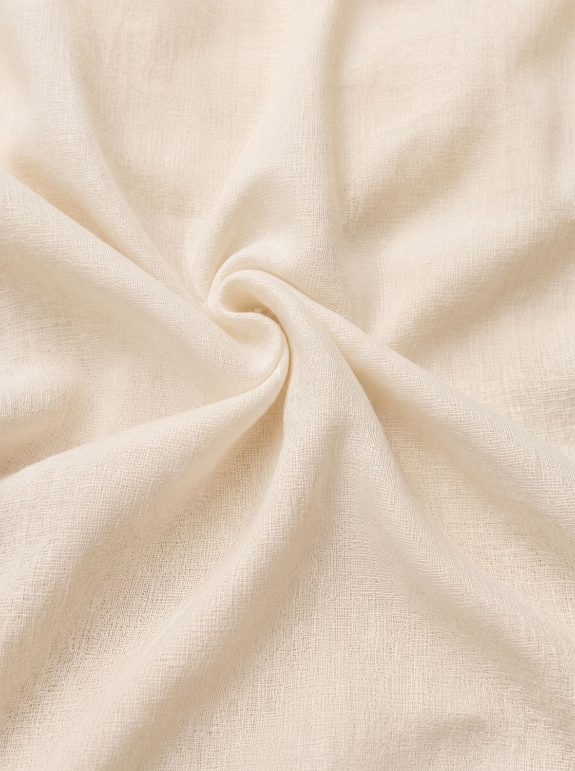 Vista lateral del vestido maxi boho fluido para mujer en ambiente de vacaciones