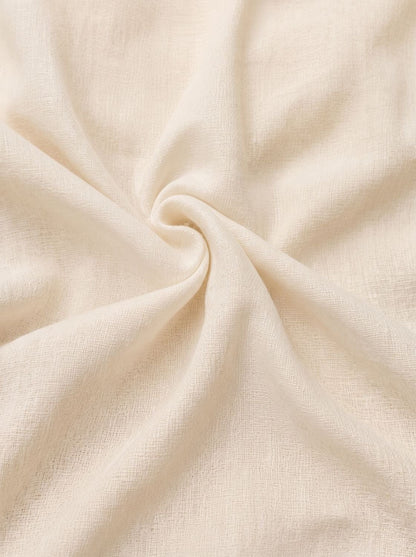 Vista lateral del vestido maxi boho fluido para mujer en ambiente de vacaciones