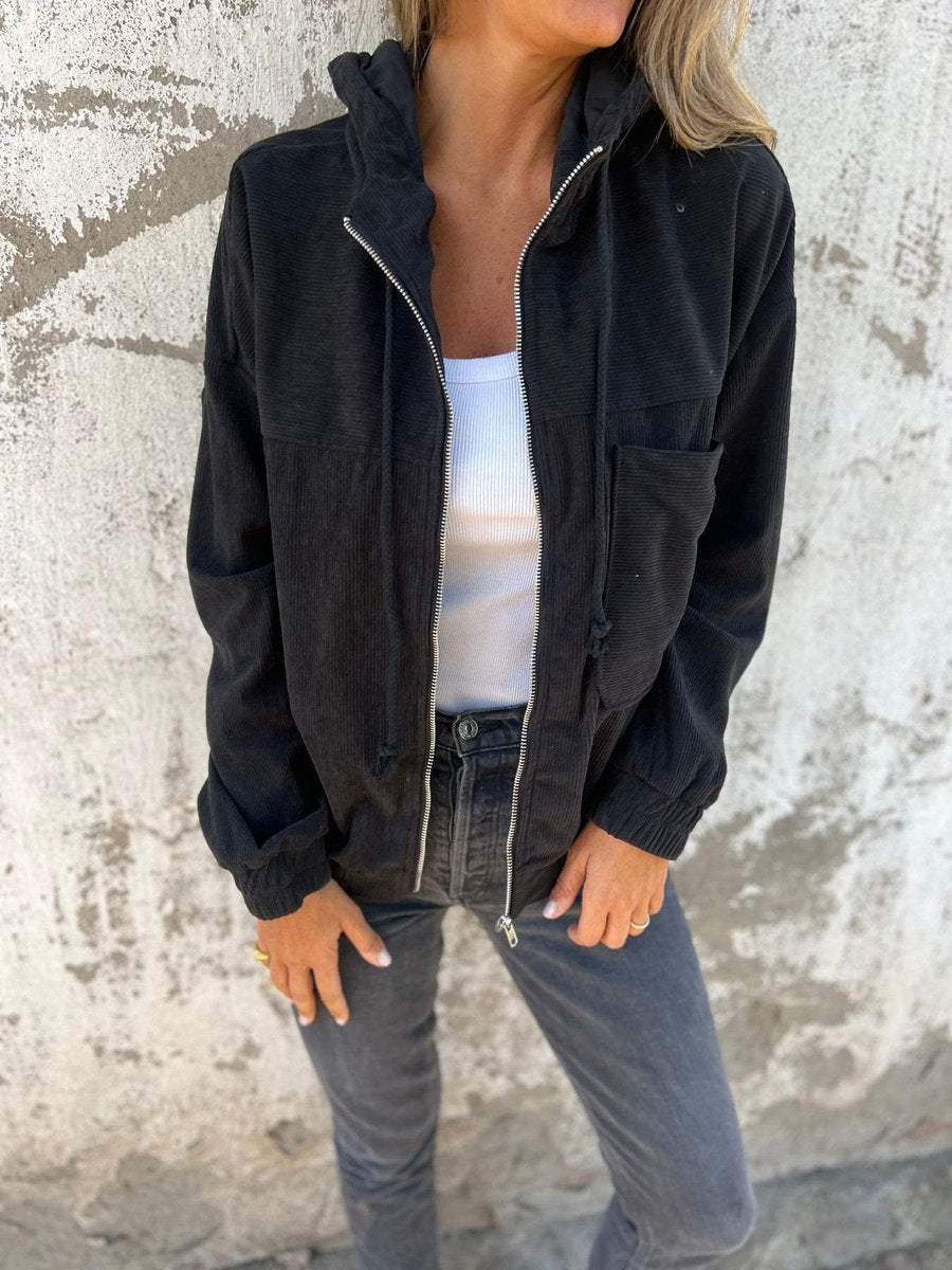 Modelo luciendo chaqueta con capucha y cremallera completa