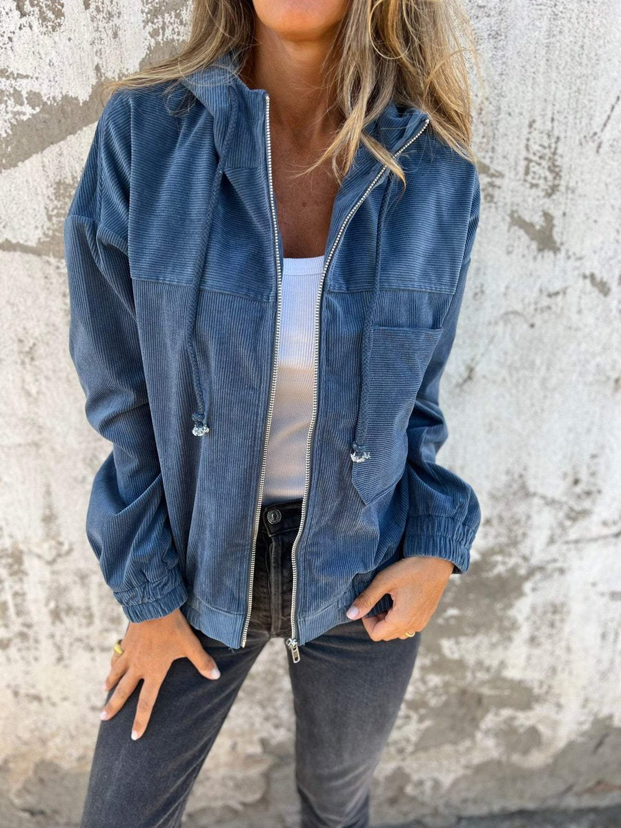 Chaqueta con capucha combinada con vaqueros para look casual