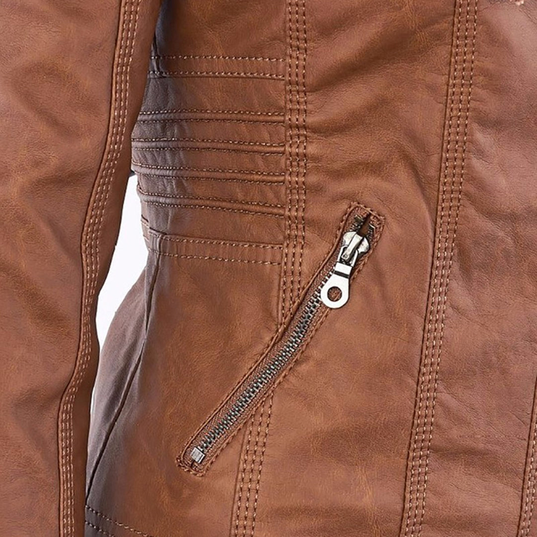 Chaqueta ZIRELLE con capucha puesta para protección de lluvia